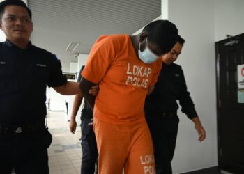 SUSPEK direman enam hari bermula hari setelah perintah reman dikeluarkan oleh Mahkamah Majistret, Ayer Keroh, Melaka. - UTUSAN/MUHAMMAD SHAHIZAM TAZALI