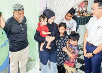 LEE Khai Loon (kanan) meluangkan masa melawat keluarga arwah Muhamad Firdaus Rosli yang meninggal dunia akibat kemalangan jalan raya, awal bulan lepas di Machang Bubok, Pulau Pinang semalam.
