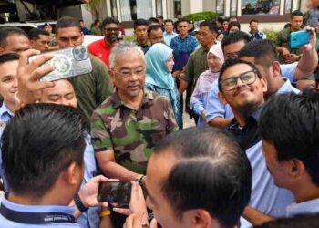 AL-SULTAN Abdullah Ri’ayatuddin Al-Mustafa Billah Shah meyantuni rakyat di Kota Kinabalu-SUMBER FB ISTANA NEGARA