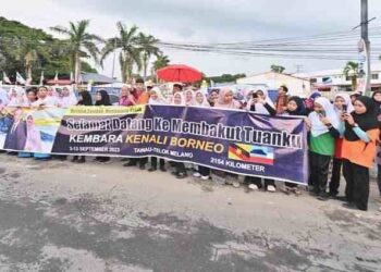 RAKYAT sabar menanti Kembara Kenali Borneo melalui kawasan mereka-sumber FB ISTANA NEGARA