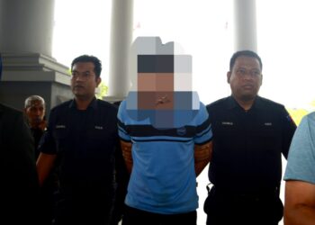 LELAKI yang didakwa bersubahat dalam kejadian rogol adik iparnya dibawa ke Mahkamah Sesyen Kuala Lumpur bagi menghadapi pertuduhan. UTUSAN/SYAKIR RADIN