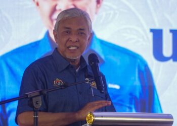 AHMAD ZAHID Hamidi berucap merasmikan Karnival Usahawan Wanita di MRSM Batu Pahat, Johor. - UTUSAN/SHIDDIEQIIN ZON