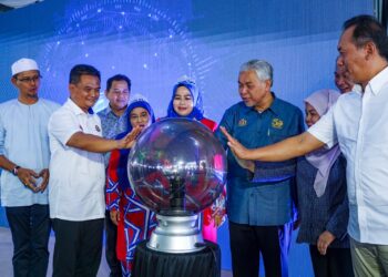AHMAD ZAHID Hamidi merasmikan Karnival Usahawan Wanita yang turut dihadiri Pengerusi Risda, Datuk Seri Dr. Noraini Ahmad di MRSM Batu Pahat, Johor. - UTUSAN/SHIDDIEQIIN ZON