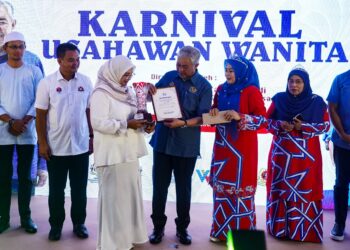 ROSLINA Arshad menerima Anugerah Khas Usahawan Wanita Johor 2023 disampaikan Timbalan Perdana Menteri, Datuk Seri Dr. Ahmad Zahid Hamidi bersempena dengan Karnival Usahawan Wanita di MRSM Batu Pahat, Johor. - UTUSAN/ADNAN IBRAHIM