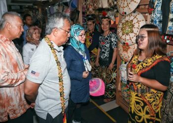 YANG di-Pertuan Agong, Al-Sultan Abdullah Ri’ayatuddin Al-Mustafa Billah Shah dan Raja Permaisuri Agong Tunku Azizah Aminah Maimunah Iskandariah meluangkan masa bersama salah seorang usahawan tempatan di Pusat Kraftangan Miri, petang tadi.