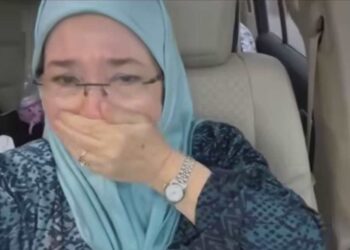 TUNKU Azizah Aminah Maimunah Iskandariah menitiskan air mata pada hari terakhir Kembara Kenali Borneo di Sabah