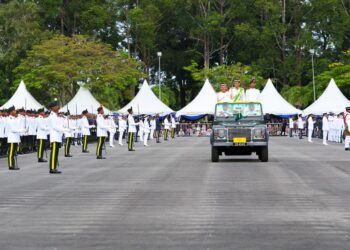 TENGKU Sarafudin Badlishah Sultan Sallehuddin memeriksa perbarisan pada Istiadat Perbarisan Pentauliahan Diraja dan Pengurniaan Watikah Tauliah Pegawai Kadet Palapes Universiti Awam Ke-41 di UUM.