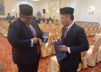 HASANY ARAS Abdul Azim (kiri) dan Mohd. Zaini Abdul Ghani menunjukkan Pingat Presiden dan sijil penganugerahan pada Majlis Penganugerahan Pingat Persekutuan Pengakap Malaysia Melaka dan Sijil Pengakap Raja di Ayer Keroh, Melaka. - UTUSAN/AMRAN MULUP