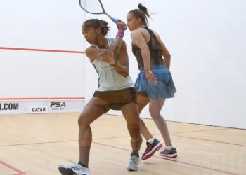 SIVASANGARI (kiri) sewaktu beraksi menentang Sana Ibrahim pada pusingan pertama Kejohanan Skuasy Qatar Klasik di Kompleks Tenis dan Skuasy Antarabangsa Khalifa, Qatar, hari ini. - Ihsan FB PSA