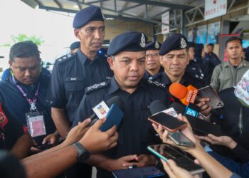 AYOB KHAN Mydin Pitchay bercakap kepada pemberita selepas meninjau suasana pusat mengundi pada PRK DUN Simpang Jeram di SJKC Pei Chai, Muar, Johor. - UTUSAN/SHIDDIEQIIN ZON