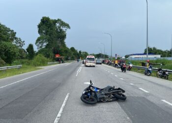 KEADAAN motosikal yang ditunggangi mangsa selepas terlibat dalam kemalangan di Jalan Salor Baru, Kota Bharu, Kelantan semalam.-IHSAN POLIS