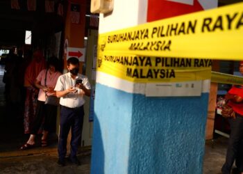SUASANA awal di pusat mengundi pada hari pengundian di SK Simpang Jeram, Muar, Johor. -UTUSAN/SHIDDIEQIIN ZON