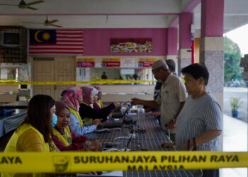 SUASANA awal di pusat mengundi pada hari pengundian di SK Simpang Jeram, Muar, Johor. -UTUSAN/SHIDDIEQIIN ZON
