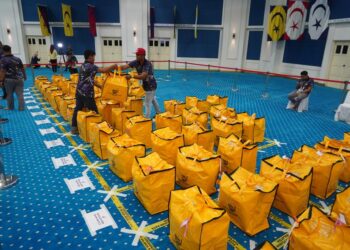SUASANA di Pusat Penjumlahan Undi di Dewan Jubli Intan Sultan Ibrahim, Muar, Johor. - UTUSAN/SHIDDIEQIIN ZON