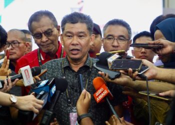 NAZRI Abdul Rahman ditemui pemberita di Pusat Penjumlahan Undi Dewan Jubli Intan Sultan Ibrahim, Muar, Johor. - UTUSAN/SHIDDIEQIIN ZON