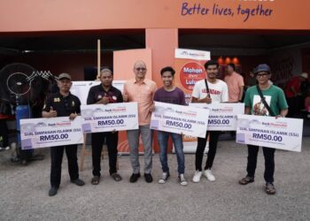 ZURY Rahimee Zainal Abiden (tengah) bersama pelanggan yang menyertai SSi Bank Muamalat di Kota Bharu, Kelantan semalam.