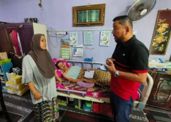 SYAIFUL Rizal Abdul Ghani (kanan) semasa menyantuni keluarga Mohd. Adam Aizad di Kampung Batu Jong, Kuala Krai, Kelantan-UTUSAN/YATIMIN ABDULLAH