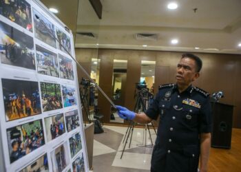 FISOL Salleh menunjukkan gambar operasi migran pada sidang akhbar di IPK Kedah, Alor Setar.