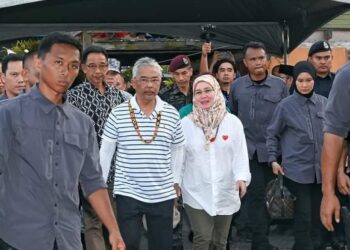 KEBERANGKATAN tiba Seri Paduka Baginda Yang di- Pertuan Agong dan Raja Permaisuri Agong di Kampung Penan Muslim, Batu 10 di Bintulu.