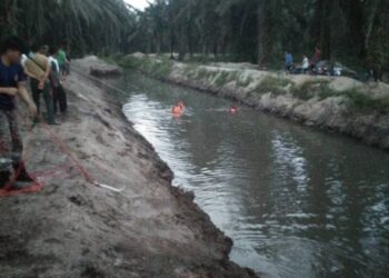 ANGGOTA Pasukan Bomba dan Penyelamat Penggaram melakukan kerja-kerja mencari dan menyelamat mangsa lemas di tali di Jalan Ladang Genting Estate, Ladang Seri Gading, Batu Pahat, petang semalam.