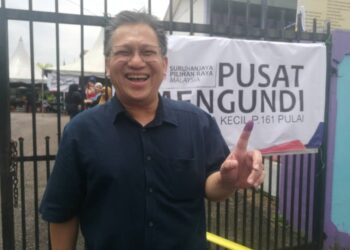 NUR Jazlan menunaikan tanggungjawab sebagai pengundi di Parlimen Pulai pada PRK Pulai, Sabtu lalu.