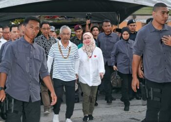 KEBERANGKATAN tiba Al-Sultan Abdullah dan Tunku Azizah Aminah Maimunah di Kampung Penan Muslim, Batu 10 di Bintulu, Sarawak, semalam.