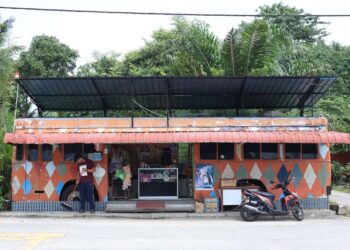 IDEA mengubah bas kepada kedai runcit menjadi tarikan baharu di Kampung Tanjong Katong, Pengkalan Chepa, Kota Bharu, Kelantan. – UTUSAN/KAMARUL BISMI KAMARUZAMAN.