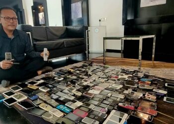 AZIZOL Dollah menunjukkan koleksi telefon bimbit lama miliknya di pekan Sabak, Sabak Bernam, Selangor. 
– UTUSAN / ISKANDAR SHAH MOHAMED