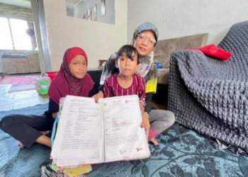 NUR Syazwani Ramli di samping Puteri Saidatul Nisa Mohamad Zamzury (kiri) dan Puteri Izzatunnisa ketika ditemui di rumah mereka di Taman Sri Tandop, Alor Setar.