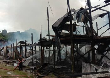 KEADAAN sebuah rumah panjang yang mempunyai 15 buah pintu musnah dalam insiden kebakaran pagi tadi di Rumah Panjang Uma Nyaving, Long Mejawah Sungai Asap, Belaga.