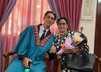 MANAIG Jasley Balisa (kiri) bersama ibunya selepas menerima skrol tamat pengajian dalam Majlis Konvokesyen Politeknik Ibrahim Sultan.