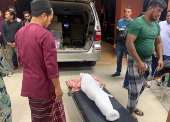 JENAZAH Muhammad Syahrul Darwish Mohd. Mazuan dibawa ke Tanah Perkuburan Islam Felda Chiku 1 dan 2 selepas selesai proses bedah siasat di Hospital Gua Musang, Kelantan, malam tadi-UTUSAN/AIMUNI TUAN LAH