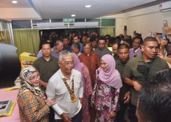 Keberangkatan tiba Seri Paduka Baginda di Majlis Santapan Malam Bersama Komuniti di Dewan Kelab Melayu Kampung Nyabor (MUC).