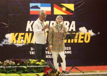 Al-Sultan Abdullah dan Tunku Azizah Aminah Maimunah berkenan mendendangkan lagu Pesanan Buat Kekasih dan Gurindam Jiwa pada Majlis Santapan Malam Bersama Komuniti di Dewan Kelab Melayu Kampung Nyabor (MUC), di sini, malam tadi.