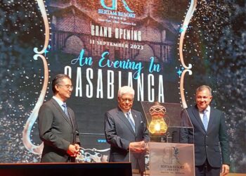 AHMAD FUZI Abdul Razak (tengah) bersama Mohamed Iqbal 
S. Habeeb Noohu (kanan) dan Dr. Mohamad Abdul Hamid ketika Majlis Perasmian Bertam Resort and Water Park di Kepala Batas, Pulau Pinang malam semalam.