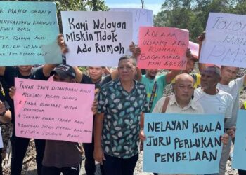 WAHID Othman (tengah) dan Zulkifli Yusuf (dua,kanan) bersama sebahagian penduduk dan nelayan ketika mengadakan bantahan terhadap rancangan projek kolam udang di Kampung Kuala Juru, Bukit Mertajam, Pulau Pinang semalam. – utusan/SITI NUR MAS ERAH AMRAN