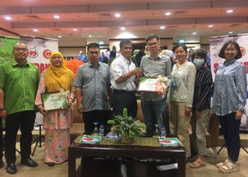 ZAINI  Hussin (empat dari kiri) menyerahkan sijil penghargaan kepada waris penderma organ pada Majlis Perasmian Penutup Minggu Kesedaran Pendermaan Organ, di Hospital Raja Perempuan Zainab II (HRPZII) Kota Bharu, Kelantan. UTUSAN/ROSMIZAN RESDI