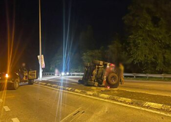 PACUAN empat roda yang dipandu suspek terbalik semasa melalui selekoh berhampiran persimpangan lampu isyarat Kampung Gaung dekat jalan pintasan Pasir Mas, Pasir Mas, Kelantan semalam-IHSAN KPDN KELANTAN