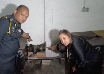 NORENA Jaafar menunjukkan saluran kecil digunakan untuk mengepam diesel bersubsidi di Taman IKS Paya Rumput, Melaka. - UTUSAN/AMRAN MULUP