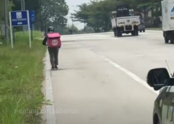 TANGKAP layar rakaman video tular di media sosial yang memaparkan seorang pekerja Food Panda berjalan kaki sambil menggalas beg penghantaran selepas motosikalnya disita pihak JPJ dalam satu operasi penguatkuasaan di Nilai, Seremban.