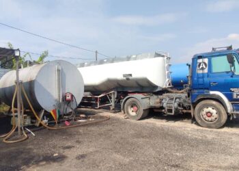 SEBAHAGIAN barangan yang dirampas termasuk lori tangki dan tangki penyimpanan minyak diesel dalam serbuan Op Tiris oleh KPDN Negeri Sembilan dengan kerjasama Polis Marin dan PDRM di Lukut, Port Dickson dan Seremban.