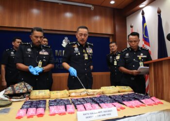 MUHAMMAD Zaki Harun (tengah) menunjukkan dadah yang dirampas semasa sidang media di Ibu Pejabat Polis Kontinjen Kelantan (IPK) Kota Bharu,Kelantan.-UTUSAN/KAMARUL BISMI KAMARUZMAN