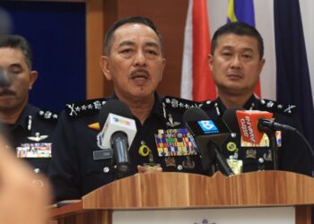 MUHAMAD Zaki Harun (tengah) semasa sidang media  di Ibu Pejabat Polis Kontinjen Kelantan (IPK) Kota Bharu,Kelantan hari ini-UTUSAN/KAMARUL BISMI KAMARUZMAN