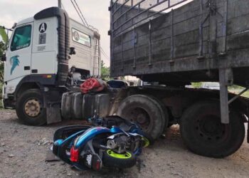 KEADAAN motosikal mangsa yang rosak akibat terlanggar tayar tengah lori treler dalam kemalangan'jalan raya di Kilometer 5, Jalan Jerantut - Maran berdekatan Batu 58, Jerantut hari ini.