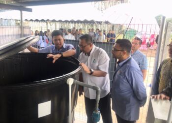 RUDY Rodzila Che Lamin (dua dari kanan)  melihat sistem telaga tiub pada Majlis Perasmian dan  Penyerahan Telaga Tiub di Politeknik Kota Bharu (PKB), Kok Lanas, Kelantan.UTUSAN/ ROSMIZAN RESDI