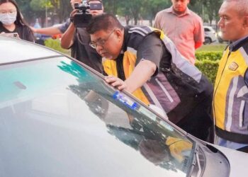 AB. RAUF Yusoh berbual dengan para pengguna jalan raya bagi mendapatkan maklum balas berhubung pelaksanaan no right turn di Persimpangan Stadium Hang Jebat, Paya Rumput, Melaka.