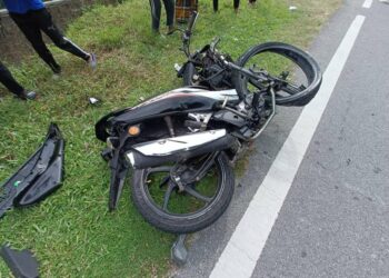 KEADAAN motosikal mangsa selepas terlibat dalam keadaan di  di Kilometer 3, Jalan Jelor-Wakaf Bunut, Pasir Puteh, Kelantan.