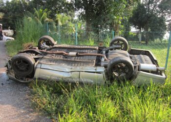SEORANG wanita mengalami kecederaan ringan selepas kereta dipandunya terbabas lalu terbalik selepas cuba mengelak seekor monyet melintas jalan dalam kejadian di Kilometer Tiga, Jalan Chengkau-Pilin-Lubuk China, di Rembau pagi tadi.
