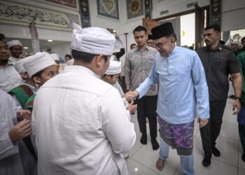 ANWAR Ibrahim bersalaman dengan para pengunjung  di Kompleks Nasyrul Quran, Putrajaya di sini, hari ini.-UTUSAN/FAIZ ALIF ZUBIRI