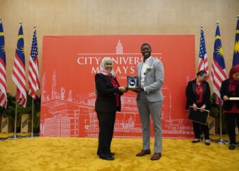 ROSNIZAH (kiri) menyampaikan cenderamata kepada Pengarah Eksekutif Suruhanjaya Pertukaran Pendidikan Malaysia-Amerika (MACEE) Curtis Johnson.